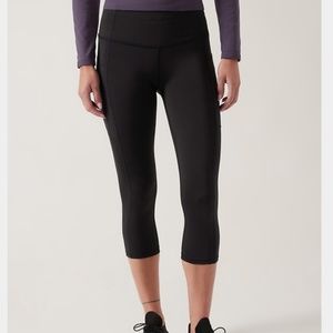 NWOT Athleta Ultimate Stash II Capri Legging Black size Large